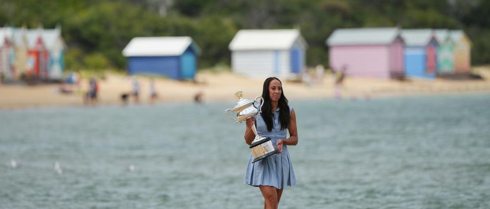 Madison Keys war sichtlich stolz beim Fotoshooting als Australian-Open-Gewinnerin.