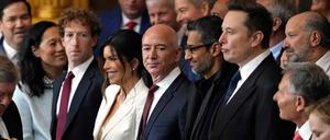 Mark Zuckerberg (2.v.l.), Jeff Bezos (M.) und Elon Musk (3.v.r.)