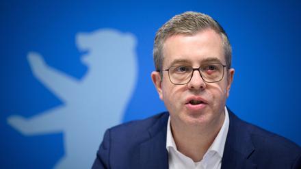 Berlins Finanzsenator Stefan Evers (CDU) erwägt zusätzliche Kredite zur Finanzierung der Flüchtlingskosten. (Archivbild)