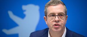 Berlins Finanzsenator Stefan Evers (CDU) erwägt zusätzliche Kredite zur Finanzierung der Flüchtlingskosten. (Archivbild)
