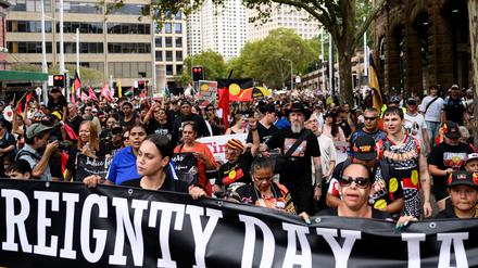 Zehntausende Menschen haben in Australien gegen den umstrittenen Nationalfeiertag „Australia Day“ protestiert.