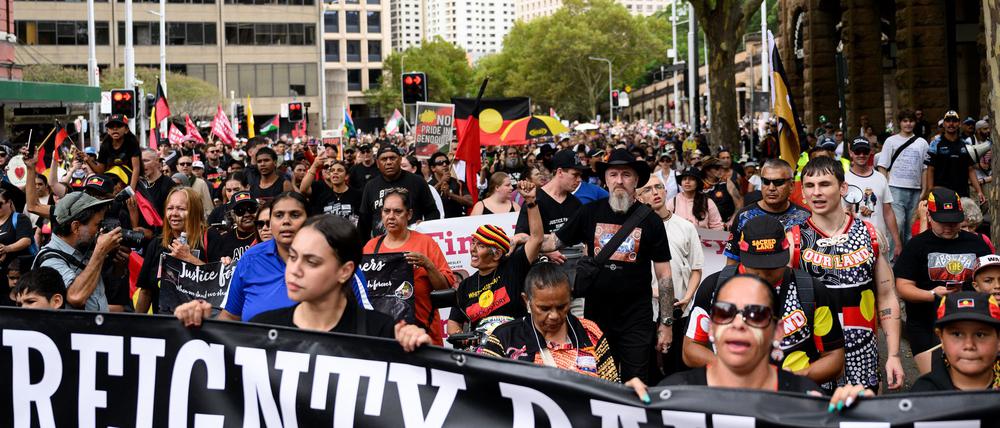Zehntausende Menschen haben in Australien gegen den umstrittenen Nationalfeiertag  „Australia Day“ protestiert.