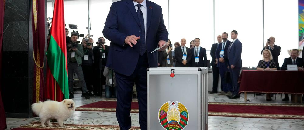 Die Reaktion des Auslands sei ihm egal, sagte Lukaschenko bei der Stimmabgabe.
