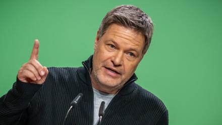 Robert Habeck (Bündnis 90/Die Grünen), Bundesminister für Wirtschaft und Klimaschutz und Kanzlerkandidat, spricht beim Programmparteitag seiner Partei zu den Delegierten. 