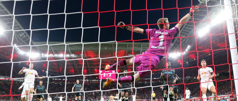 Chancenlos: Bayer-Torwart Lukas Hradecky kann das 2:2 nicht verhindern.