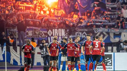 Die HSV-Profis feiern den Sieg in Berlin. 