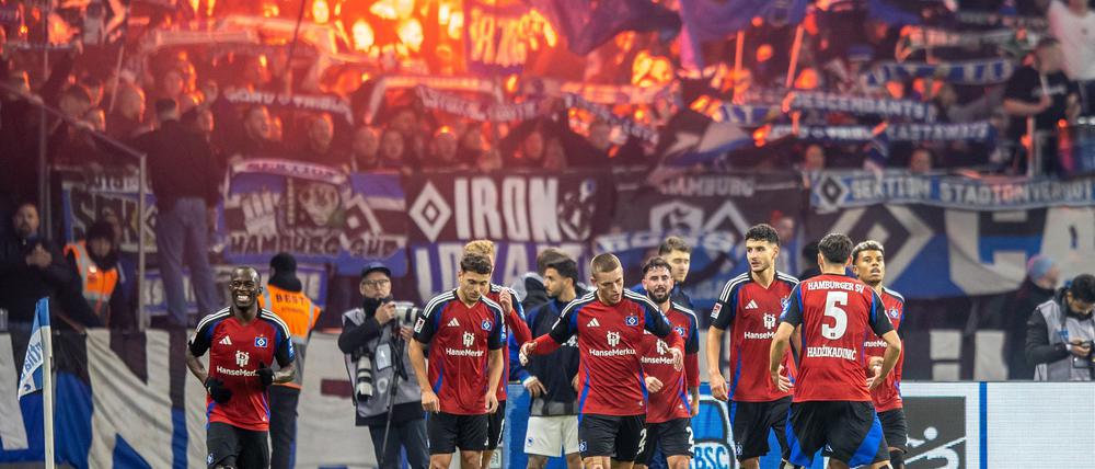 Die HSV-Profis feiern den Sieg in Berlin.