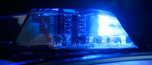 ARCHIV - 06.12.2024, Niedersachsen, Hannover: Ein Blaulicht leuchtet auf einem Einsatzfahrzeug der Polizei. (zu dpa: «Vorfahrt missachtet - Unfall mit drei Schwerverletzten») Foto: Julian Stratenschulte/dpa +++ dpa-Bildfunk +++