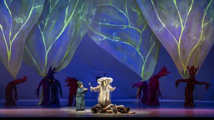 Susan Zarrabi und Alma Sadé als Hänsel und Gretel in Dagmar Manzels Inszenierung an der Komischen Oper Berlin.  