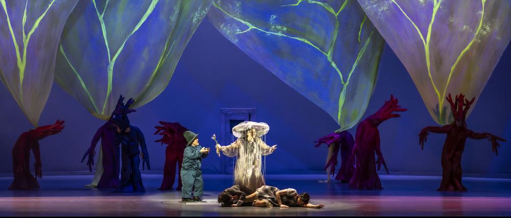 Susan Zarrabi und Alma Sadé als Hänsel und Gretel in Dagmar Manzels Inszenierung an der Komischen Oper Berlin.