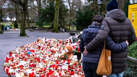 Zwei menschen stehen im Park Schöntal in Aschaffenburg, wo die Tat geschah.