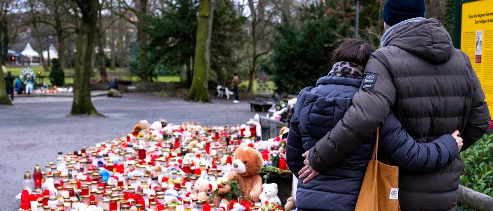 Zwei menschen stehen im Park Schöntal in Aschaffenburg, wo die Tat geschah.