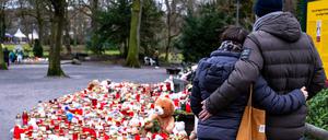 Zwei menschen stehen im Park Schöntal in Aschaffenburg, wo die Tat geschah.