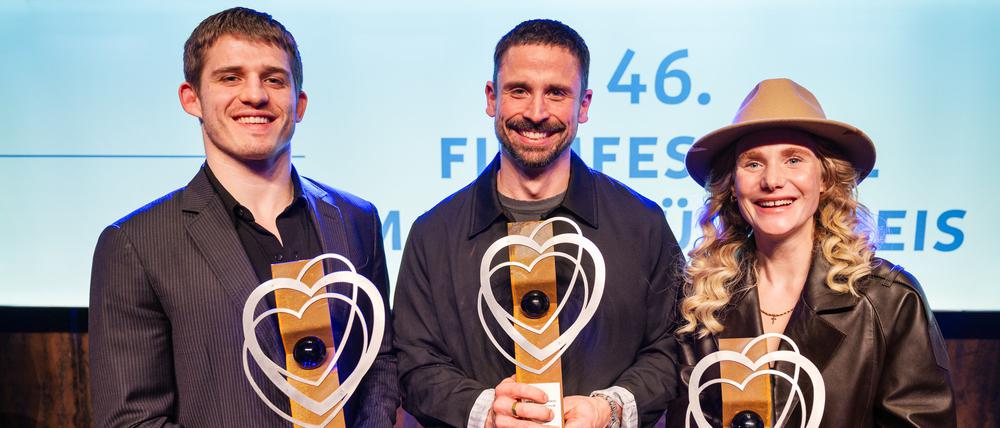 Regisseur Lauro Cress (Mitte) gewinnt das Filmfestival Max Ophüls mit „Ungeduld des Herzens“. Ladina von Frisching und der Schauspieler Giulio Brizzi holen für ihre Rollen in dem Film die Preise als beste Nachwuchsdarsteller.