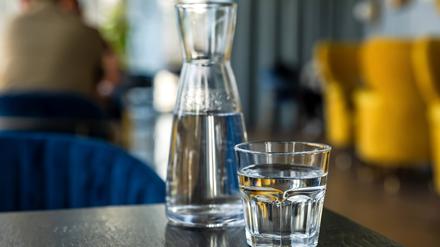 In Deutschland nicht üblich: eine Karaffe Leitungswasser im Restaurant oder Café.