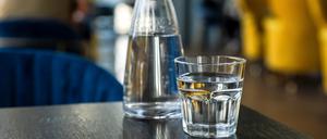 In Deutschland nicht üblich: eine Karaffe Leitungswasser im Restaurant oder Café.
