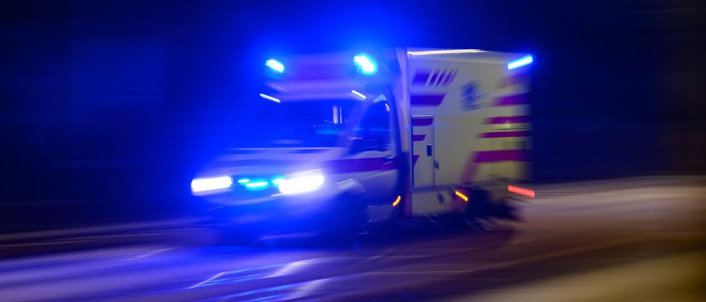Ein Rettungswagen mit Blaulicht auf dem Weg zum Einsatz.