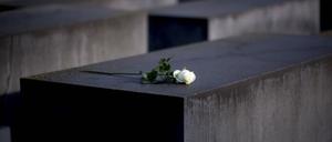 Blumen auf dem Holocaust-Mahnmal in Berlin.