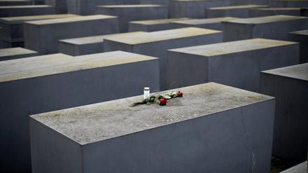 Rote Rose auf einer Stele vom Holocaust Mahnmal bei der Gedenkveranstaltung für die ermordeten Juden Europas am Holocaust-Mahnmal und der Gedenkstätte.