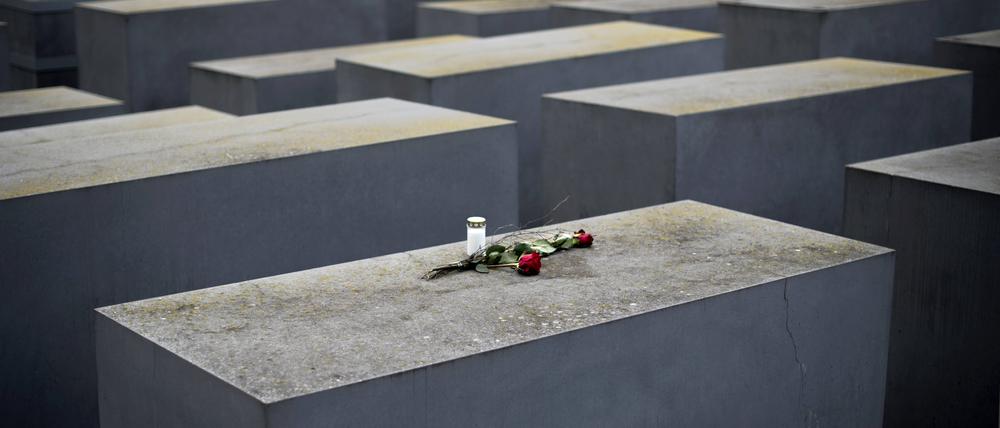 Rote Rose auf einer Stele vom Holocaust Mahnmal bei der Gedenkveranstaltung für die ermordeten Juden Europas am Holocaust-Mahnmal und der Gedenkstätte.