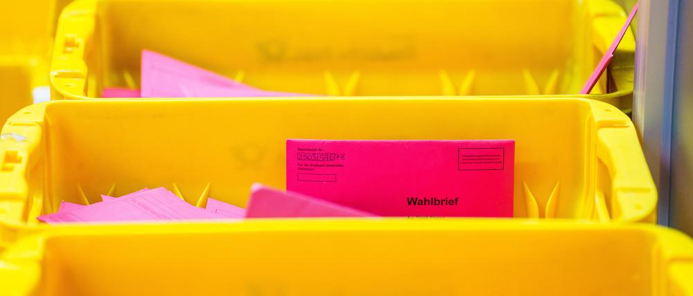 Boxen mit Briefwahlstimmzetteln stehen auf dem Tisch. Symbolbild.
