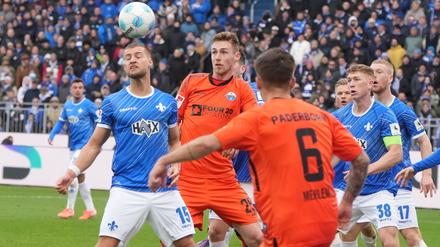 Der SV Darmstadt 98 (blau) und der SC Paderborn lieferten sich ein umkämpftes Duell mit nur wenigen Höhepunkten.