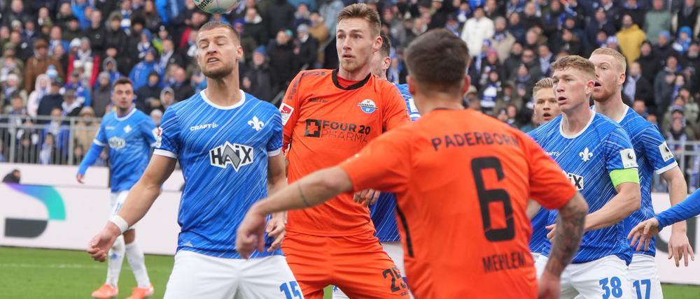 Der SV Darmstadt 98 (blau) und der SC Paderborn lieferten sich ein umkämpftes Duell mit nur wenigen Höhepunkten.