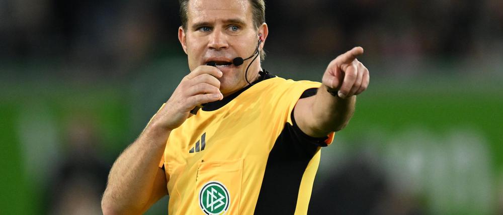 Sind die Ansagen von Felix Brych bald auch im Stadion zu hören?