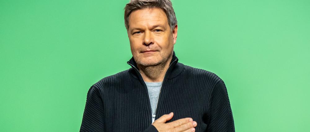 Die Grünen haben Robert Habeck im November zu ihrem Kanzlerkandidaten gemacht. Bei ihrem Programmparteitag in Berlin gibt es - verglichen mit den frühen Jahren der Partei - wenige kontroverse Debatten.