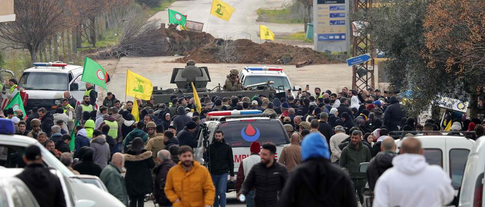 Menschen aus dem Libanon auf dem Weg zurück in ihre Dörfer, aus denen sie vom israelischen Militär vertrieben wurden.