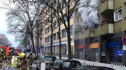 Mehr als 40 Einsatzkräfte löschen den Brand an der Beusselstraße.