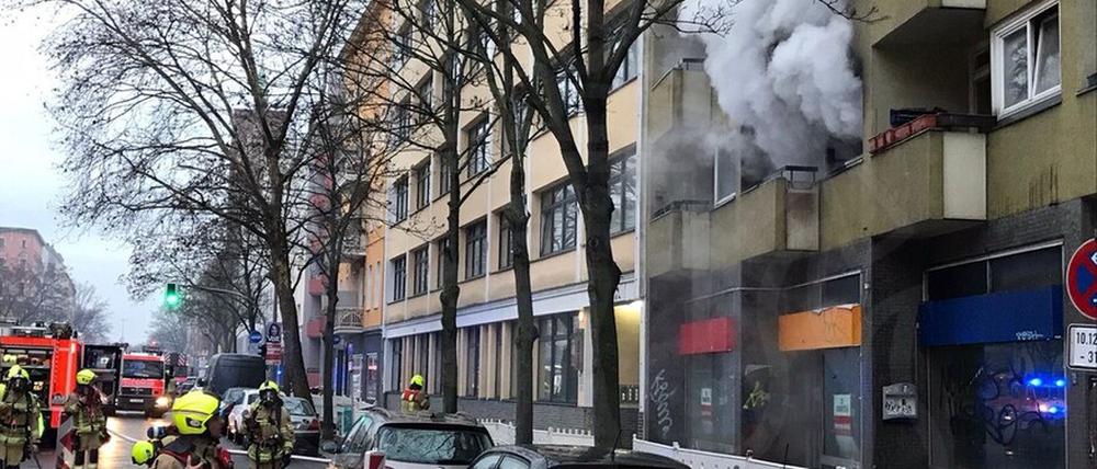 Mehr als 40 Einsatzkräfte löschen den Brand an der Beusselstraße.