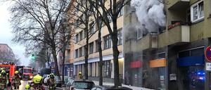 Mehr als 40 Einsatzkräfte löschen den Brand an der Beusselstraße.
