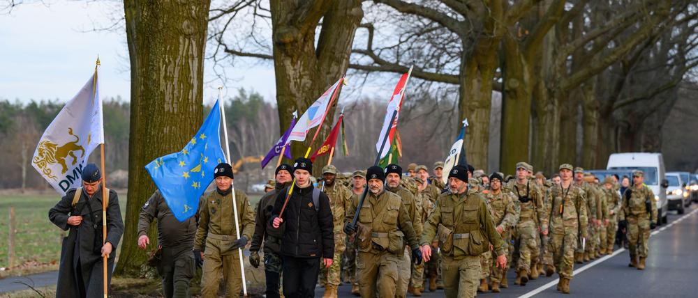 Rund 45 Soldaten marschierten zum Gedenken nach Spremberg.