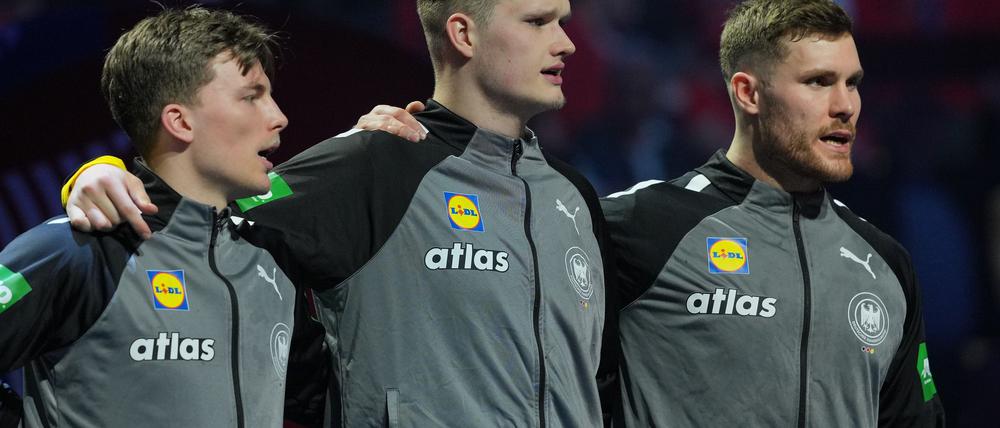 Die deutschen Handballer um Nils Lichtlein, David Späth und Johannes Golla (v.l.n.r.) treffen im WM-Viertelfinale auf Tunesien.