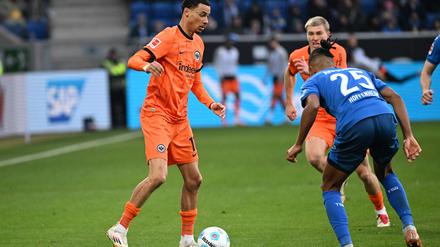 Hugo Ekitiké (l.) zeigte sich nach dem Abgang von Omar Marmoush treffsicher für die Eintracht.