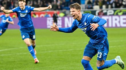 Adam Hlozek jubelt über das späte Tor zum 2:2.