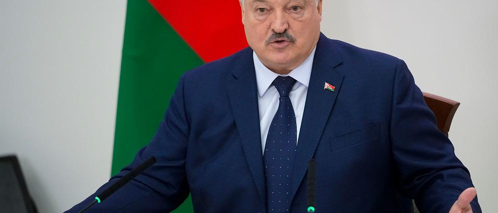 Machthaber Alexander Lukaschenko will in Belarus nach mehr als drei Jahrzehnten nach der umstrittenen Präsidentenwahl noch mindestens fünf weitere Jahre regieren.