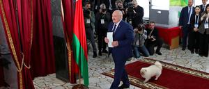 Der amtierende belarussische Präsident Alexander Lukaschenko ist in einem Wahllokal zu sehen.