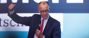 26.01.2025, Nordrhein-Westfalen, Heek: Kanzlerkandidat Friedrich Merz (CDU) spricht bei seiner Wahlkampfveranstaltung.