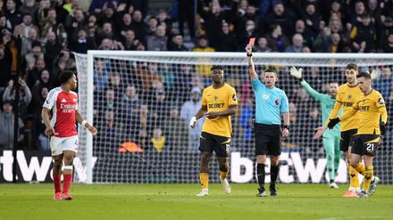 Nach dieser Entscheidung sieht sich Referee Michael Oliver schweren Anfeindungen ausgesetzt.