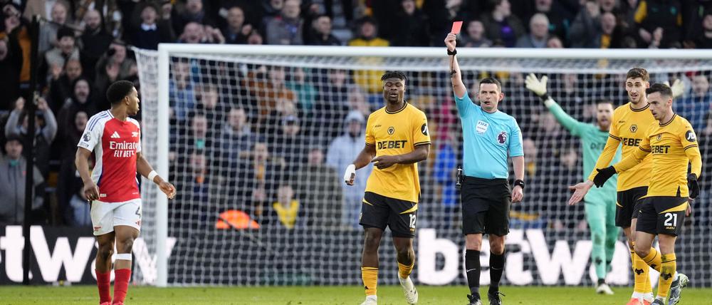 Nach dieser Entscheidung sieht sich Referee Michael Oliver schweren Anfeindungen ausgesetzt.