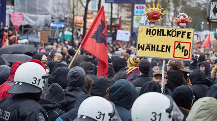 Ein Teilnehmer eines Anti-Rechts-Bündnisses hält in Hamburg-Harburg ein Transparent.