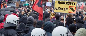 Ein Teilnehmer eines Anti-Rechts-Bündnisses hält in Hamburg-Harburg ein Transparent.