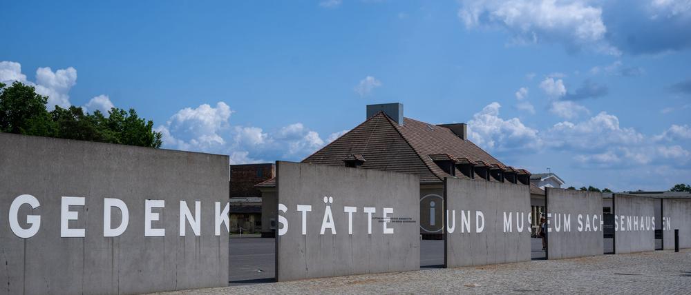 Eingang zur Gedenkstätte und Museum Sachsenhausen: Am 27. Januar 1945 hatten sowjetische Truppen die Überlebenden des deutschen Vernichtungslagers Auschwitz im besetzten Polen befreit. Seit 1996 wird der Tag in Deutschland als Holocaust-Gedenktag begangen. (Archivbild)