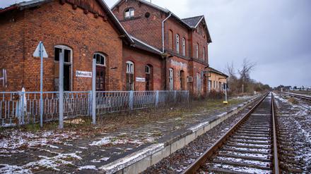 Der im Privatbesitz befindliche Bahnhof Malchow in Mecklenburg-Vorpommern ist seit Jahren geschlossen und verfällt. (Archivbild)