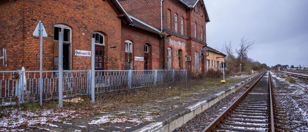 Der im Privatbesitz befindliche Bahnhof Malchow in Mecklenburg-Vorpommern ist seit Jahren geschlossen und verfällt. (Archivbild)