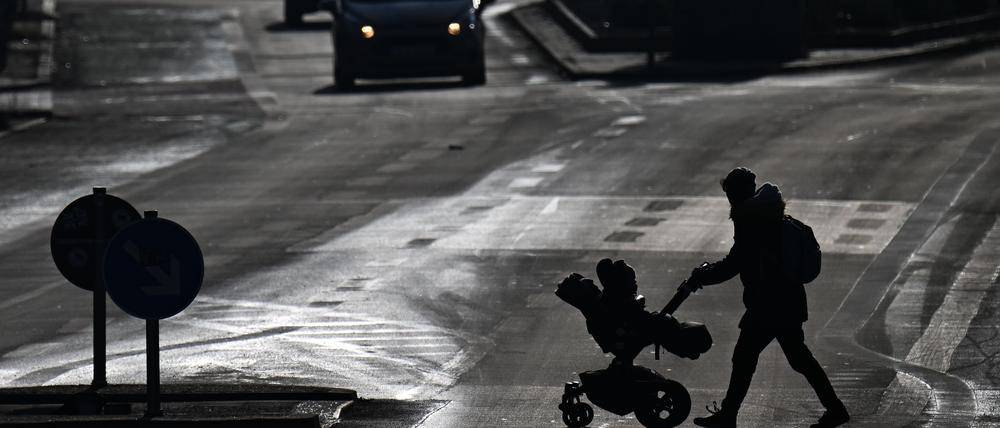 Es braucht mehr Zebrastreifen oder Verkehrsinseln - und das an den richtigen Orten, fordert etwa Unfallforscher Siegfried Brockmann. (Archivbild)