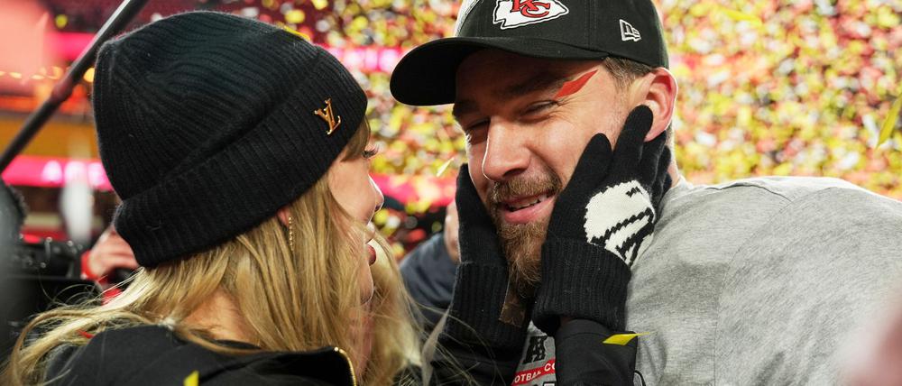 Travis Kelce spielte eine unauffällige Partie, war beim Feiern mit Freundin Taylor Swift aber vorne dabei.