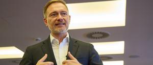 FDP-Spitzenkandidat und Bundesvorsitzender Christian Lindner spricht bei einem Wahlkampftermin im Hafen Klub Hamburg. 